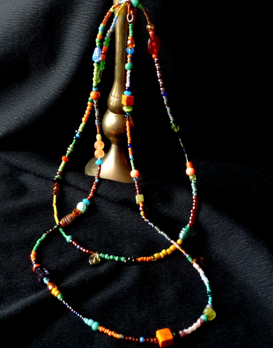 naszyjnik w modnym stylu Boho z drobnych koralików (seed beads) i dopasowanych kolorystycznie przeróżnych minerałów i szkła
